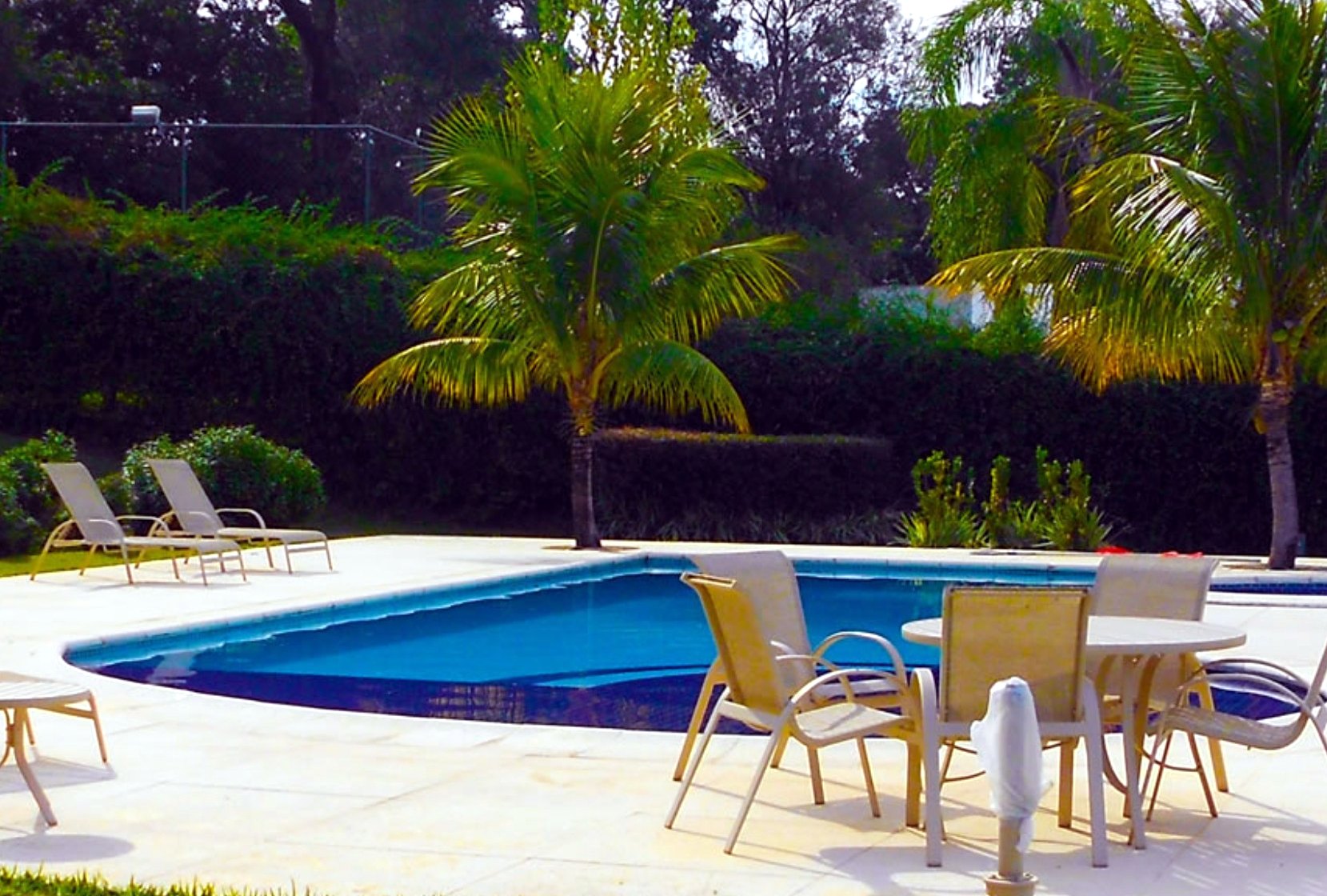 Área de lazer com piscina e paisagismo tropical em projeto residencial da MARÔ